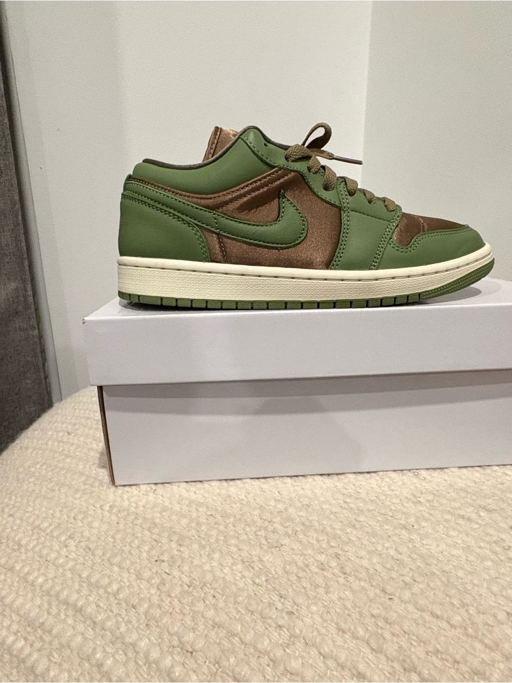Jordan 1 lows women’s Sneaker in kelp Green and Brown - Picture 2 of 4
